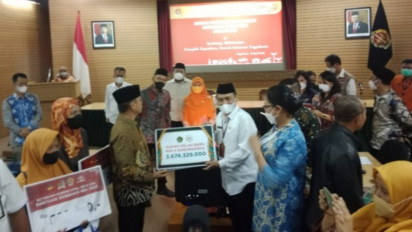 Kemensos dan Komisi VIII DPR RI Salurkan BLT Minyak Goreng di Provinsi DIY