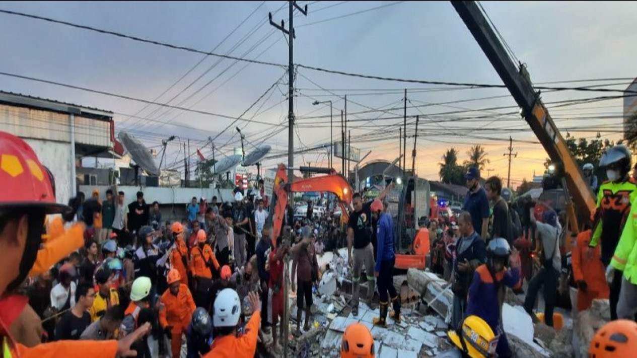 BREAKING NEWS: Minimarket di Kalsel Ambruk, 15 Orang Terjebak
            - galeri foto