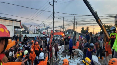BREAKING NEWS: Minimarket di Kalsel Ambruk, 15 Orang Terjebak