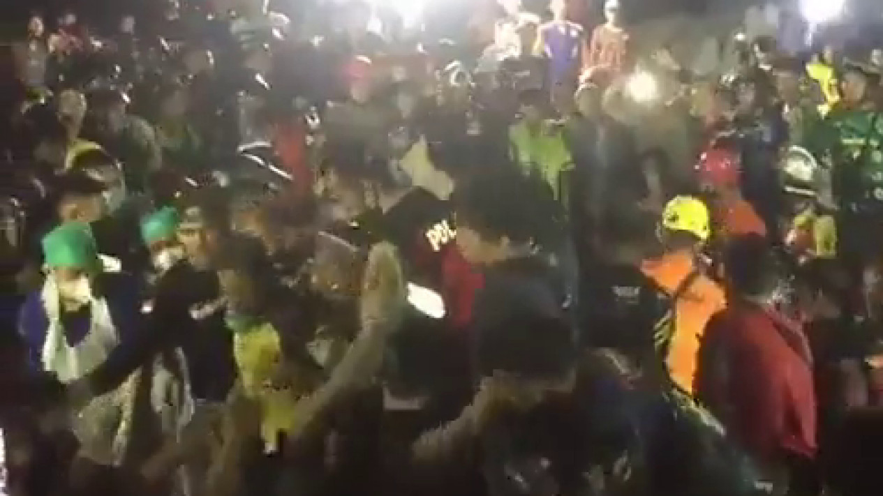 BREAKING NEWS: Minimarket Ambruk, 1 Tewas & 12 Masih Tertimbun
            - galeri foto