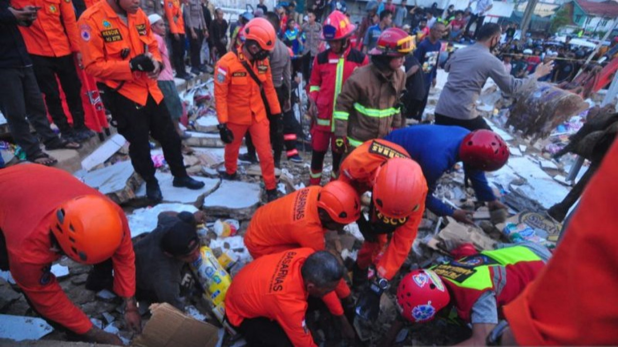 BREAKING NEWS: Minimarket Ambruk, Lima Orang Masih Terjebak Reruntuhan
            - galeri foto