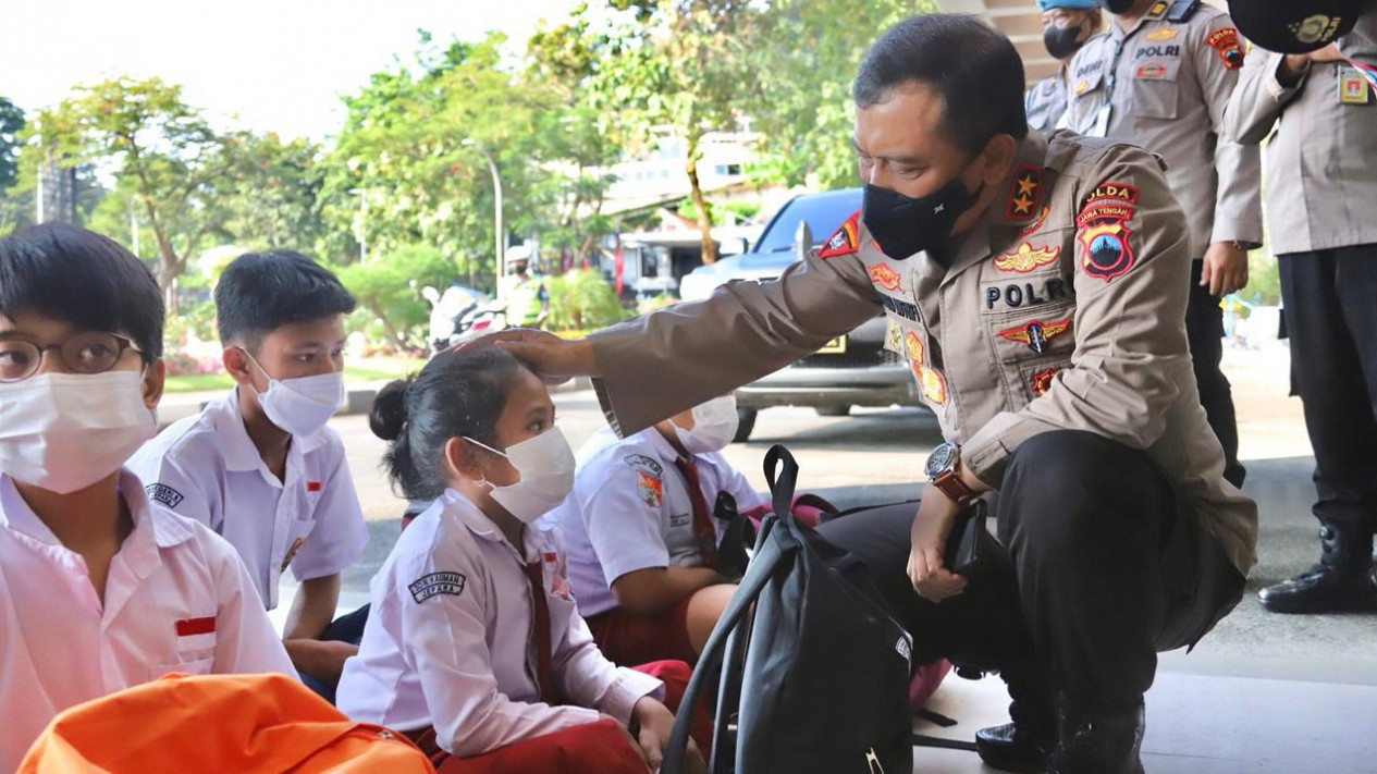 Kapolda Jateng Serahkan Bantuan Untuk 427 Yatim Piatu Akibat Covid-19
            - galeri foto