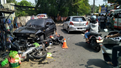 Mobil Tabrak Tiga Motor di Jalan Karangrejo Semarang, Tiga Orang Terluka
