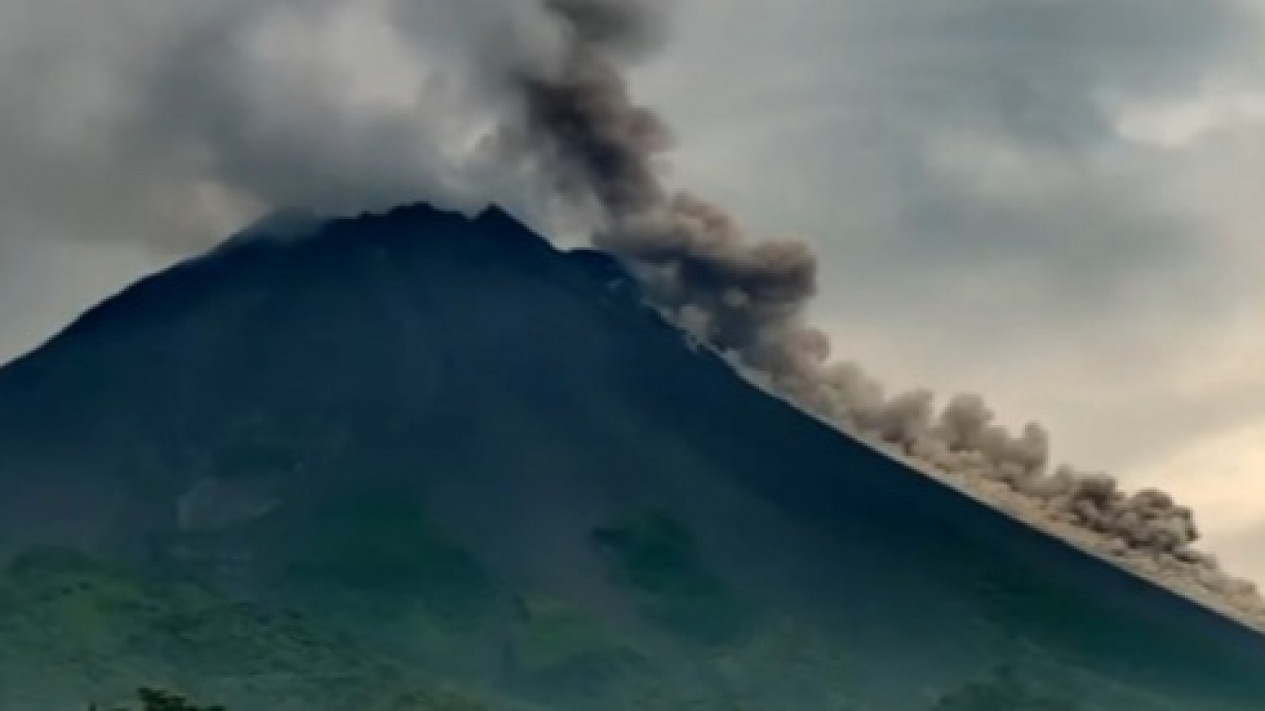 Awan Panas Gunung Merapi Kembali Meluncur Sejauh 2 Kilometer
            - galeri foto
