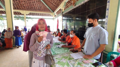 Demi Tambahan Belanja Lebaran, Warga Antri BLT Minyak Goreng