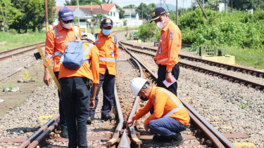 Jelang Arus Mudik, Petugas Cek Keamanan Jalur Kereta Api