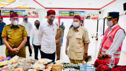Presiden Jokowi dan Menhan Prabowo Kompak Beli Blangkon Khas Raja Madura