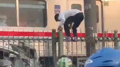 Video Viral Pengemudi Mobil Ringsek Tertabrak KRL di Perlintasan Citayam Kabur