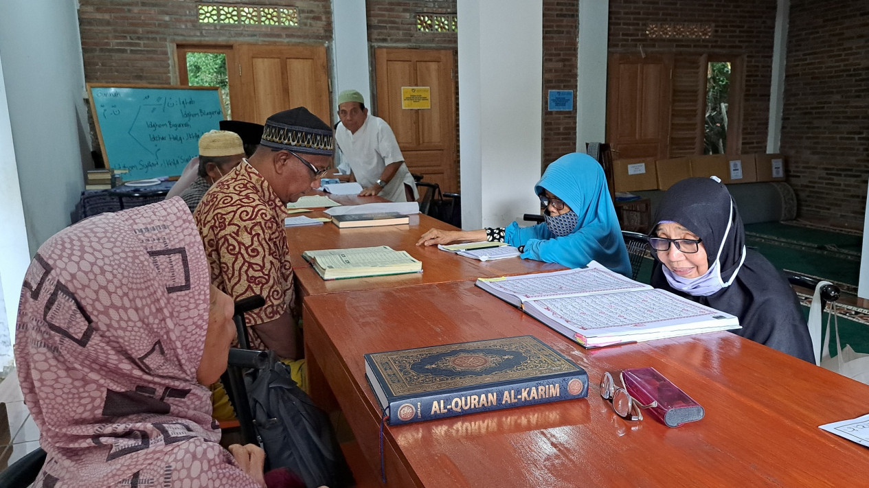 Ternyata Begini Keseharian Para Santri Lansia di Ponpes Kasepuhan Raden Rahmat
            - galeri foto