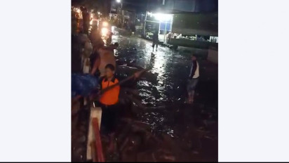 Sungai Lawe Tuban Meluap  Pemukiman Warga dan Jalan Nasional Terendam Banjir