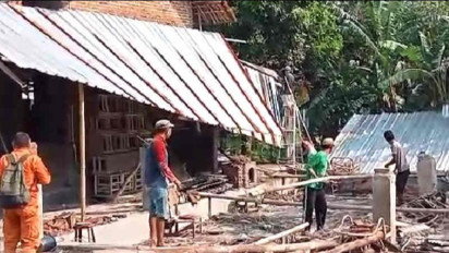 Angin Puting Beliung Rusak Puluhan Rumah Warga di Cirebon