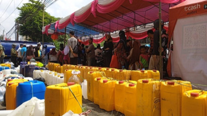 Ratusan Warga Berjubel Antre Beli Minyak Goreng Curah di Sukabumi