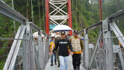 Pembangunan Masuki Tahap Akhir, Bupati Lakukan Pra Uji Coba Jembatan Gladak Perak