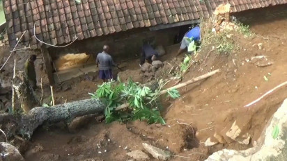 Tembok Penahan Tebing Setinggi 10 Meter di Rancakalong Sumedang Longsor Menimpa Rumah Warga Hingga Jebol