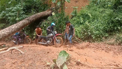 Becek dan Beloknya Jalan Nagari Aie Angek Sijunjung yang Tertutup Tanah Longsor