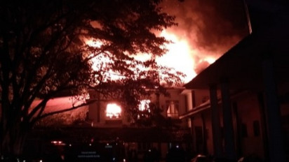 Kantor Bupati Halmahera Selatan Terbakar, Api Masih Berkobar