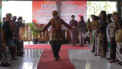 Keseruan Buruh Gendong Beringharjo Ikuti Fashion Show Hari Kartini