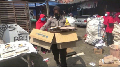 Kartini Masa Kini, Bhabinkamtibmas Wanita Polres Pati Tangani Sampah Warga Lewat Progam Sedekah Sampah