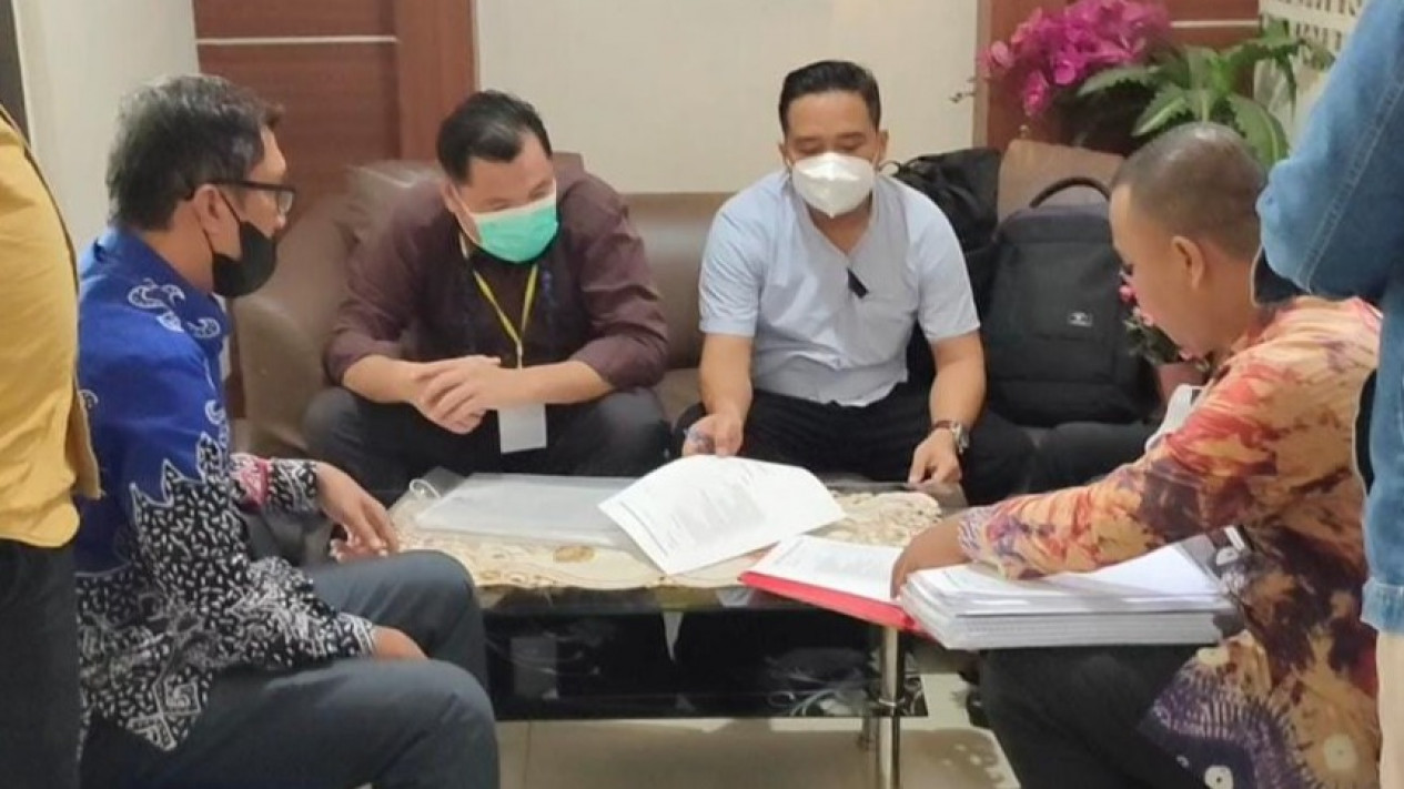 JPU KPK Limpahkan Berkas 15 TSK Anggota DPRD Muara Enim Dugaan Suap 15 Paket Fee
            - galeri foto