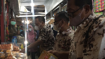 Jelang Lebaran, Petugas Gabungan di Pati Sidak Swalayan dan Pasar Tradisional