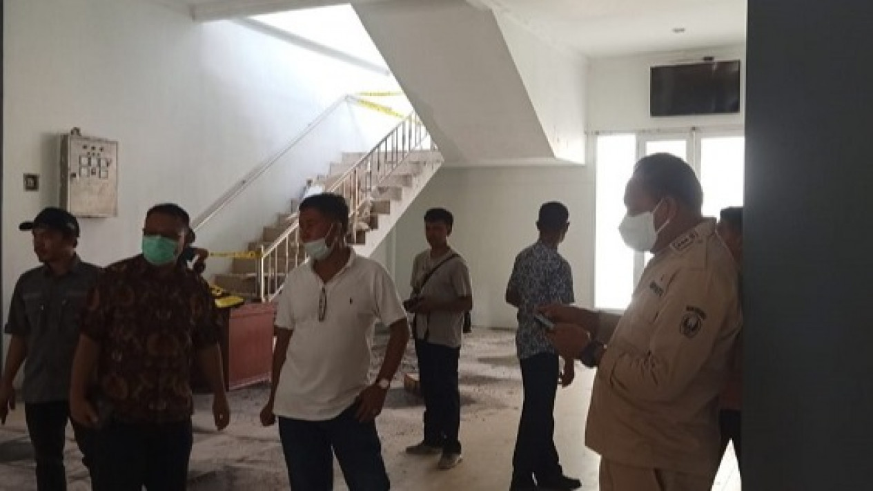 Kebakaran Kantor Bupati Halmahera Selatan, Bupati: Usut Tuntas
            - galeri foto