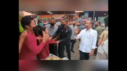 Menangis Histeris di Depan Presiden Jokowi, Pedagang di Bogor Ngadu Pamannya Ditangkap Polisi Gegara Pungli