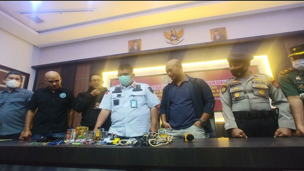 Petugas Temukan Benda Terlarang saat Razia Lapas Kelas II A Muaro Padang
            - galeri foto