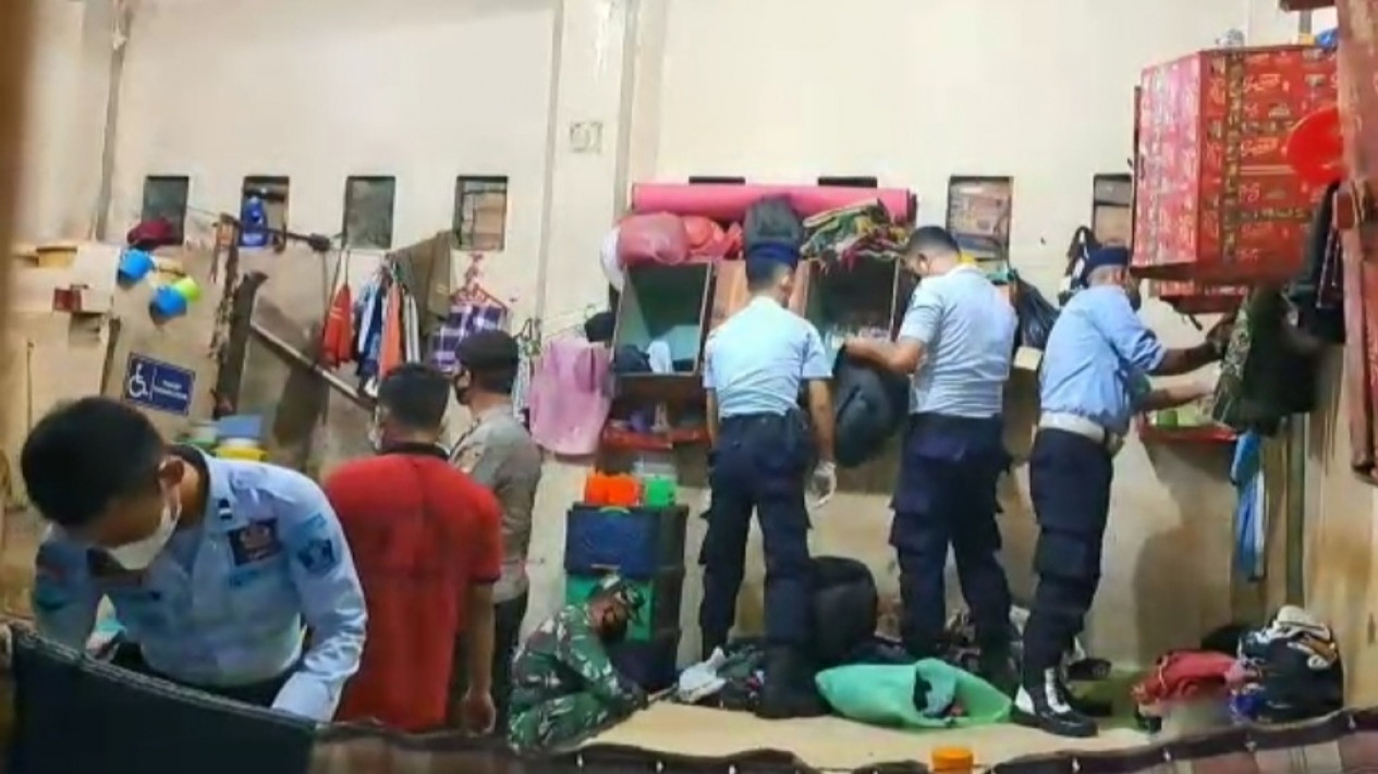 Petugas Gabungan Razia Blok Hunian Warga Binaan di Rutan Labuhan Deli 
            - galeri foto