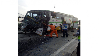 Bus AKAP Tabrak Tronton di Jalan Tol, Kernet dan Satu Penumpang Tewas