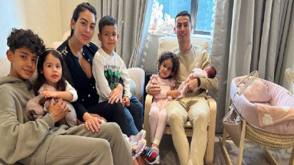 Tampil Bersama Keluarga, CR Sudah Relakan Kematian Bayinya