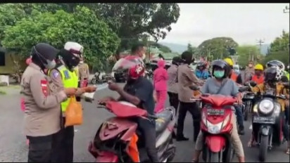 Aksi Anggota Polres Alor Bagikan Takjil untuk Semua termasuk Non-Muslim Mendapat Apresiasi Warga