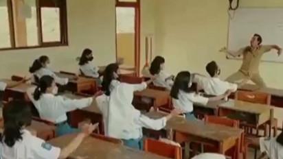 Ini Dia Aksi Abing Santoso, Guru SMKN 12 Surabaya yang Viral Usai Menari Bersama Muridnya