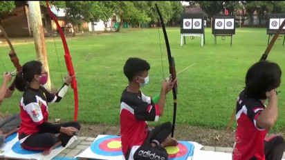 Ngabuburit Asyik dengan Bermain Jemparingan