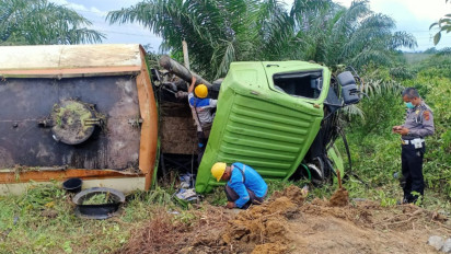 Diduga Rem Blong, Mobil Tangki CPO Terguling dan Timpa Tiang Listrik