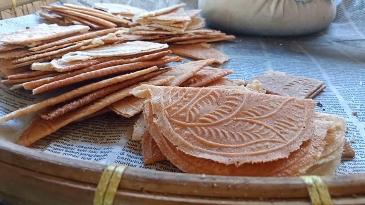 Jelang Lebaran, Perajin Kue Sepit di Tapteng Mulai Kebanjiran Orderan
            - galeri foto