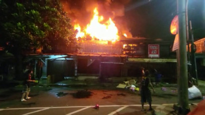 Padam, Petugas Pemadam Lakukan Pendinginan dan Sisir Lokasi Kebakaran Pasar Gembrong