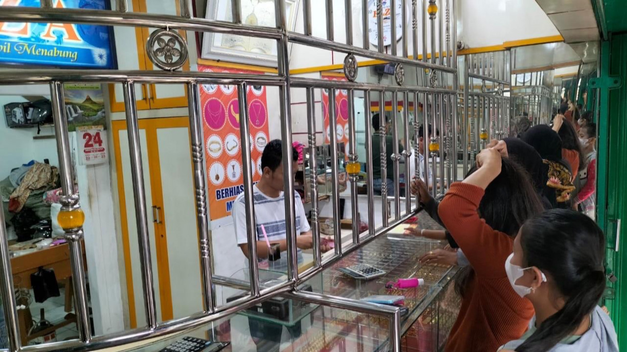 Jelang Lebaran, Toko Emas di Bungo Diserbu Pembeli
            - galeri foto