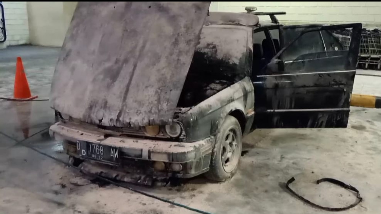 Sebuah Mobil BMW Terbakar di Basement Mal Bandung Indah Plaza, Pengunjung Panik
            - galeri foto