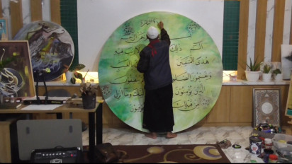 Puluhan Santri di Kudus Melukis Kaligrafi untuk Oleh-oleh Mudik Lebaran