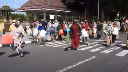 Rela Antri Tiga Jam Demi Dapatkan Minyak Goreng Curah Murah