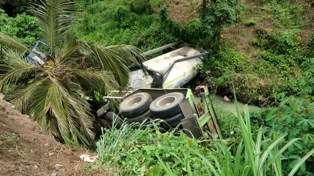 Diduga Rem Blong, Truk Muatan Lem Terjun ke Jurang di Jalinsum Padangsidimpuan
            - galeri foto