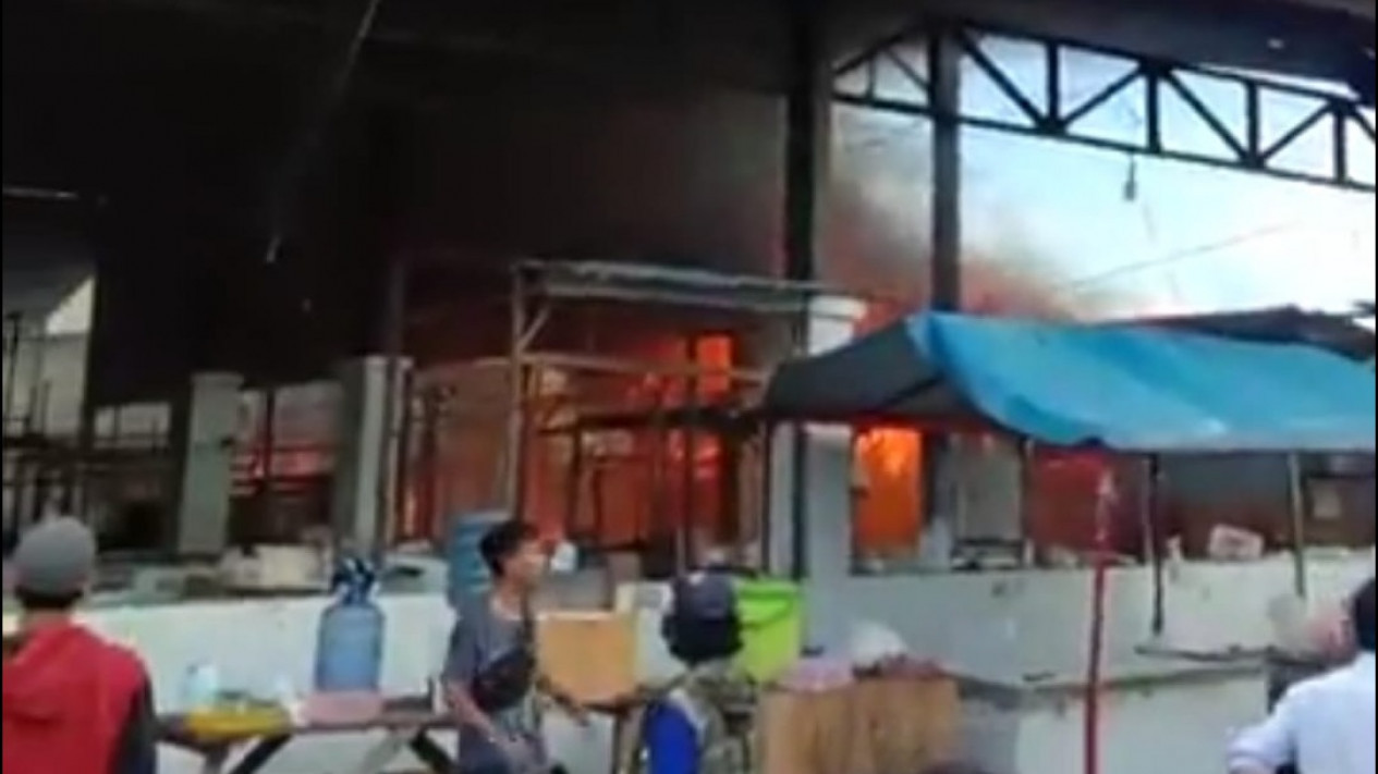 Pasar Dermoleng di Brebes Terbakar, 6 Kios Ludes Dilalap Api
            - galeri foto