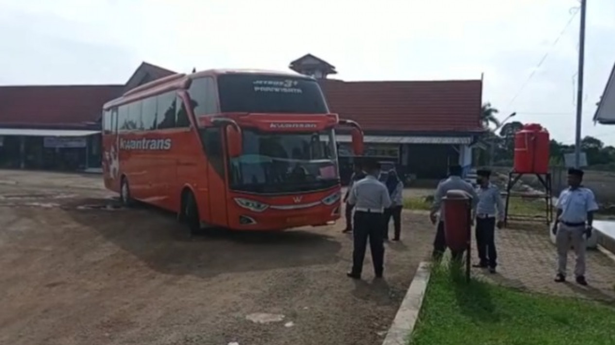 H-7 Lebaran, Petugas Dishub Periksa Kelayak Bus AKAP di Terminal Muara Bungo
            - galeri foto