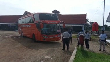 H-7 Lebaran, Petugas Dishub Periksa Kelayak Bus AKAP di Terminal Muara Bungo