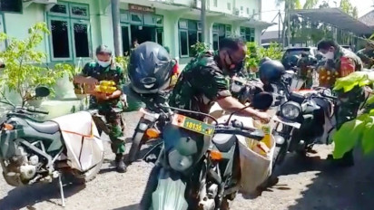 Gunakan Sepeda Motor, Para Babinsa di Brebes Bagi Minyak Goreng untuk Warga