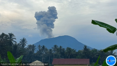 Gunung Ibu di Maluku Utara Erupsi