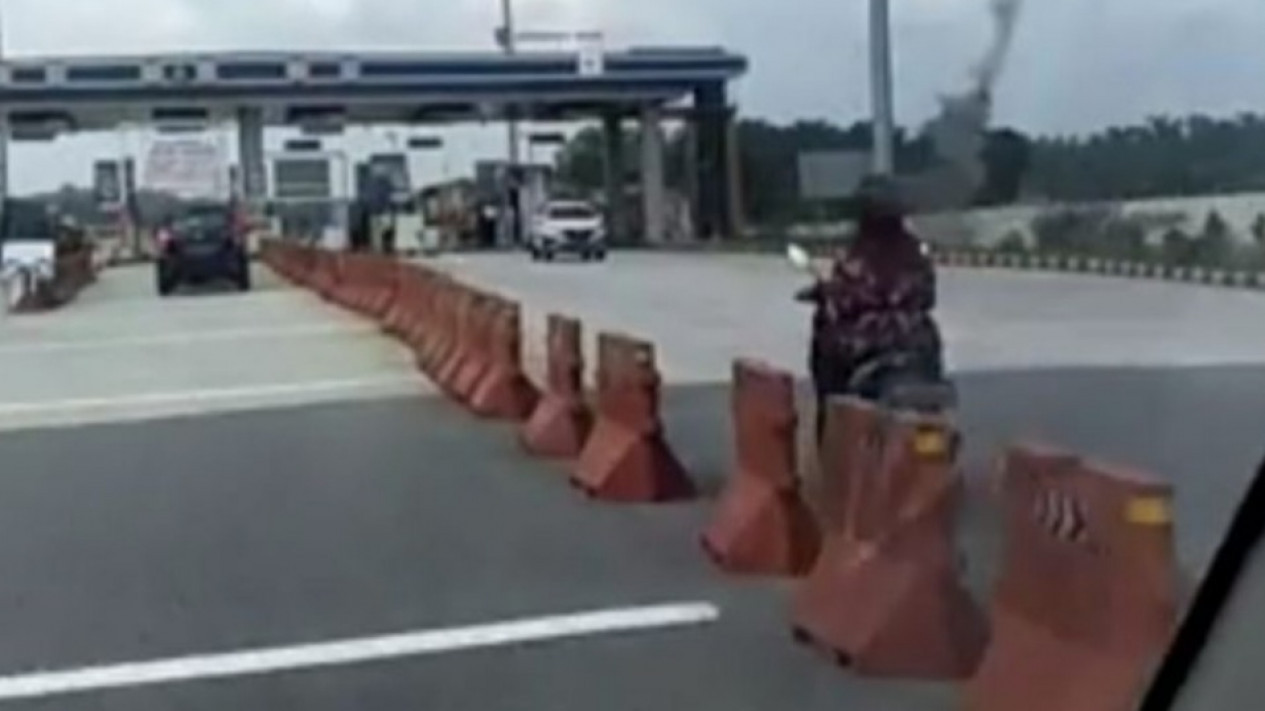 Emak-Emak Naik Motor Nekat Masuk Tol Pekanbaru-Dumai, Dikejar Malah Lawan Arus
            - galeri foto