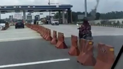 Emak-Emak Naik Motor Nekat Masuk Tol Pekanbaru-Dumai, Dikejar Malah Lawan Arus