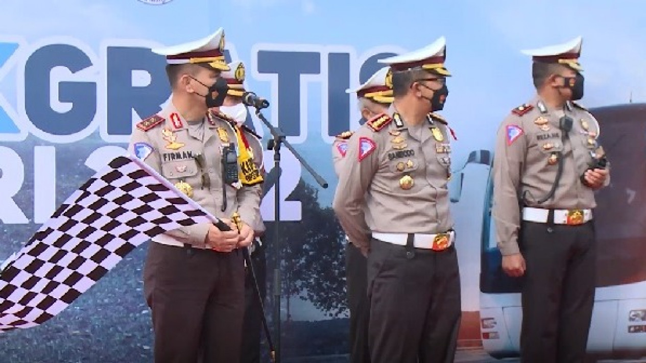 Kakorlantas Lepas Ribuan Pemudik Gratis di Parkir Timur
            - galeri foto