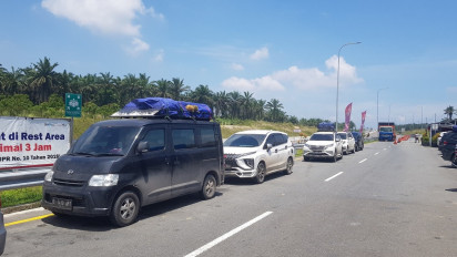 Kendaraan Pemudik Asal Pulau Jawa Mulai Padati Tol Pekanbaru-Dumai
